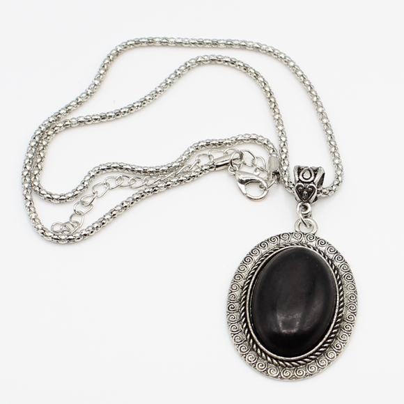 Jewelry - Oval black stone necklace